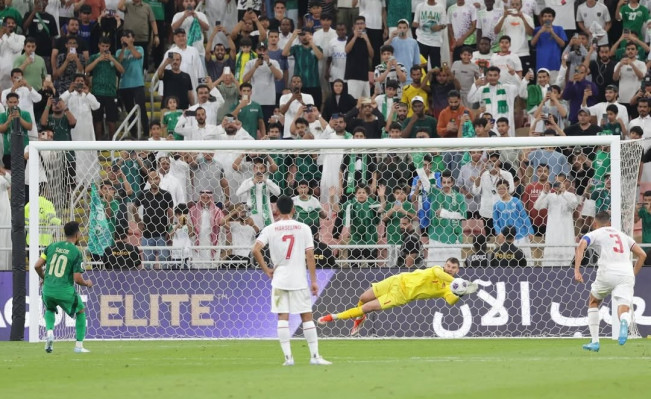 Maarten Paes memblok tendangan penalti Salem Al-Dawsari saat Timnas vs Arab Saudi di kualifikasi Piala Dunia 2026 . [Instagram @maartenpaes]